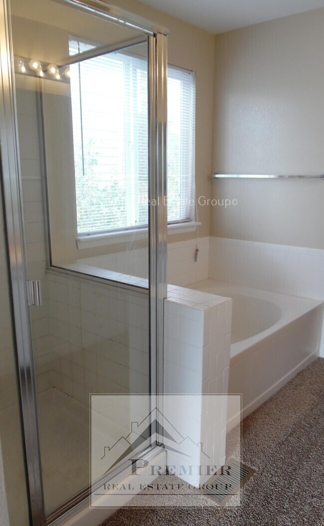 Building Photo - 5831 Instone Cir