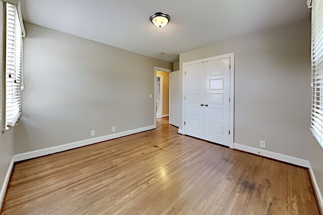 Building Photo - 534 Whispering Hills Dr