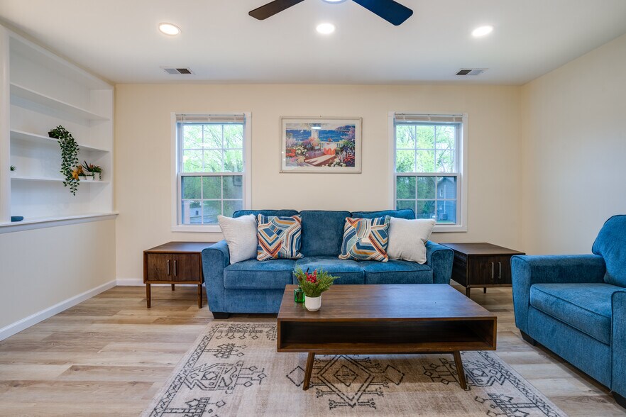 Building Photo - 14220 Fallbrook Ln