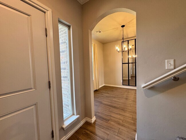 Building Photo - Spacious 3-Bedroom Home with Designer Kitc...