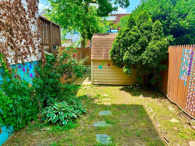 Building Photo - 3 bed 2 bath - Parking!!!  Pets Welcome!!!