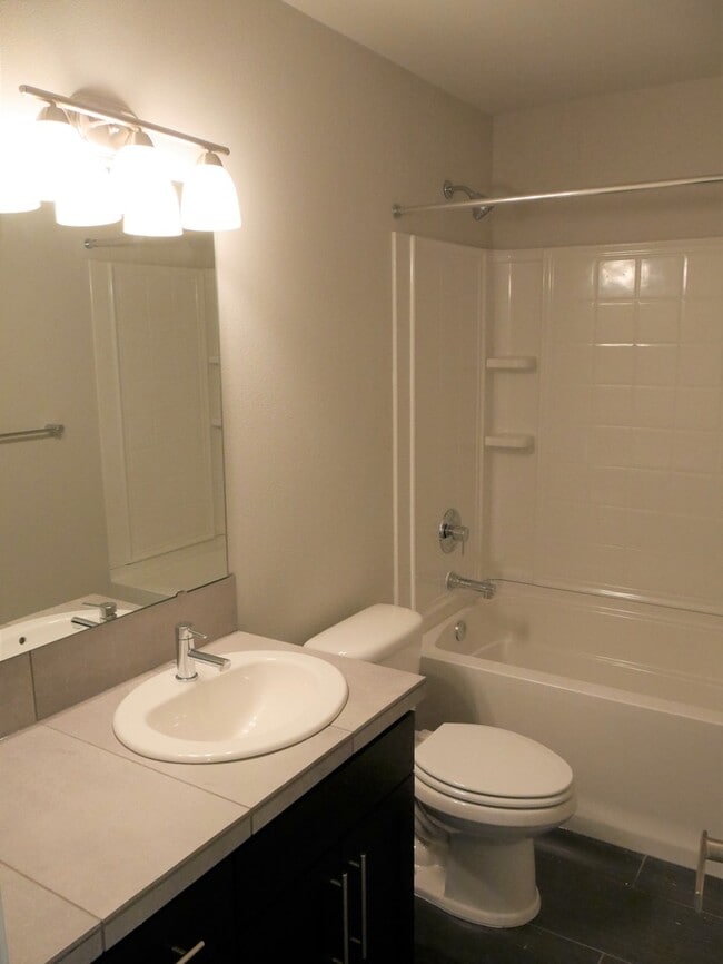 Building Photo - Beautiful Modern 2 Bedroom 2.5 Bath Townhouse in Arcadia Terrace