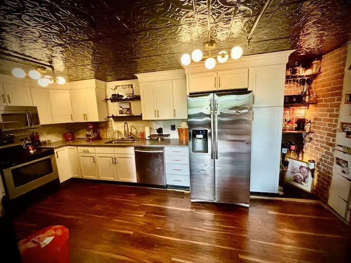 Kitchen - 201 S Hoskins Rd
