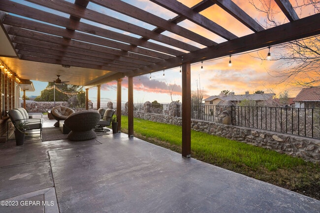 Building Photo - 413 Hollydale Dr