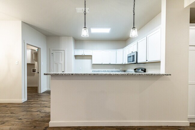 Building Photo - Half off first full month's rent! Zero Dep...