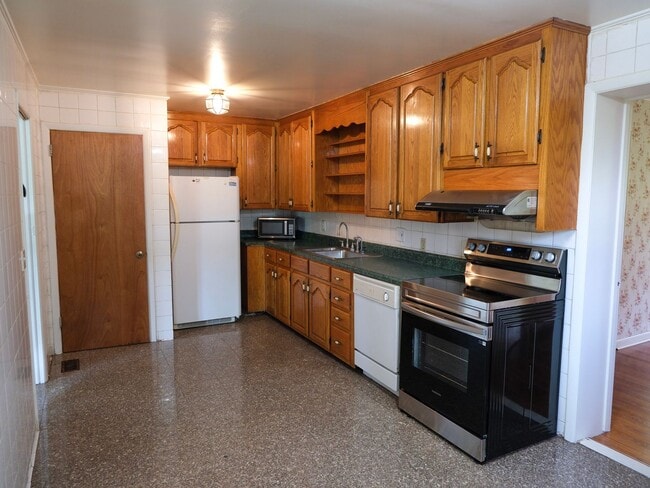 Building Photo - MOVE IN SPECIAL for: 3 Bedroom House Avail...