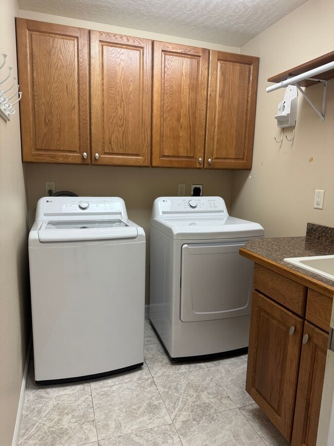 Building Photo - 3 Bedroom Townhome