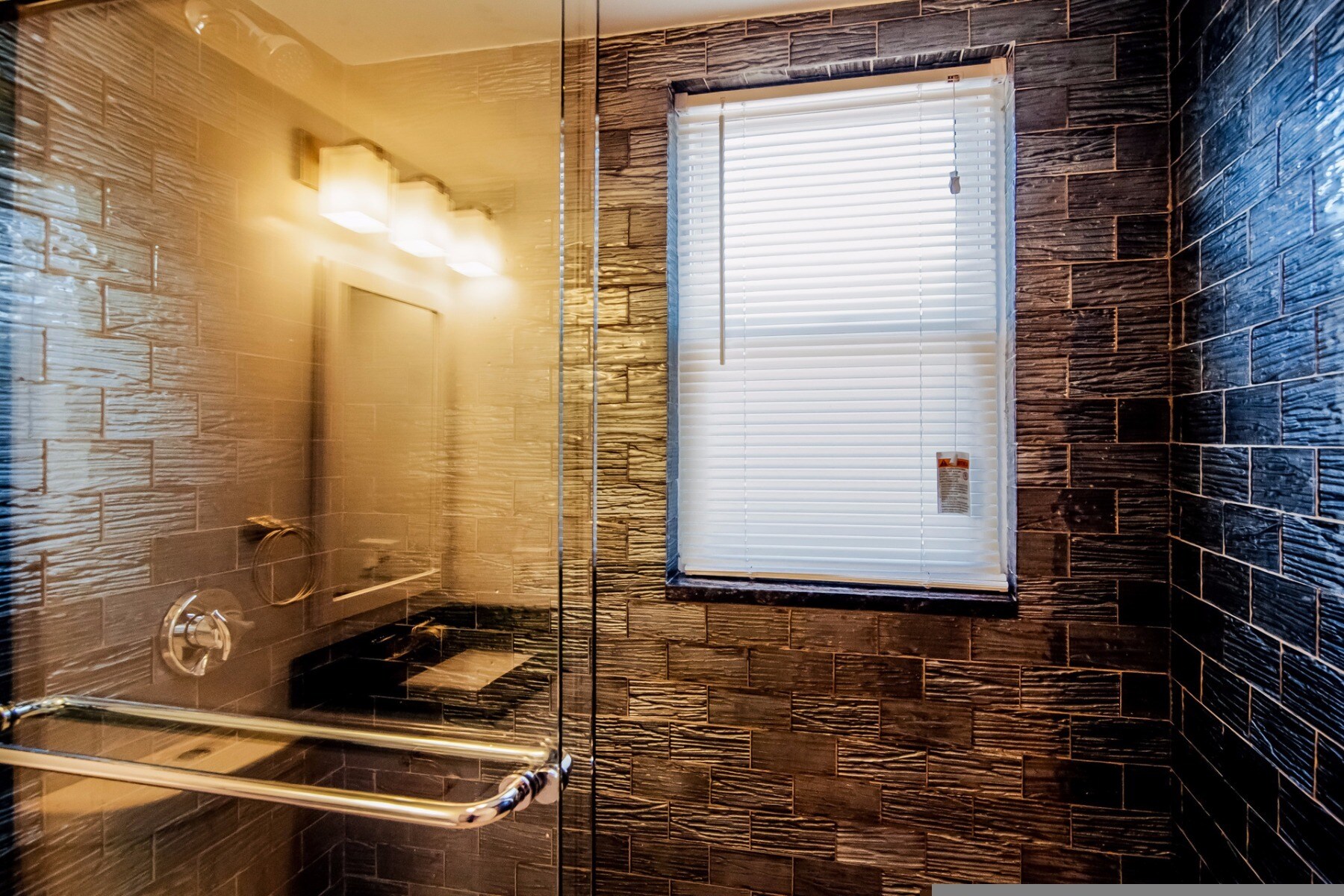 Building Photo - 303 Maverick St