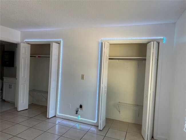 Building Photo - 7210 N Manhattan Ave