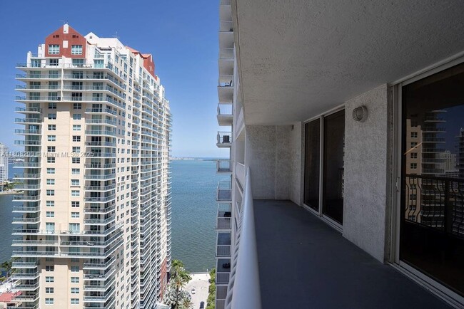 Building Photo - 1200 Brickell Bay Dr