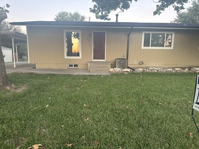 Primary Photo - 602 Sara St