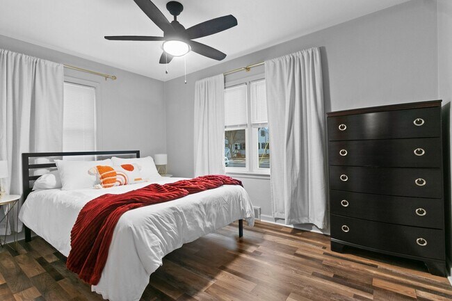 Building Photo - Flexible Furnished 2 BR 1 BA w/ garage and...