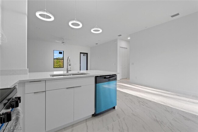 Building Photo - 567 Flamingo Ave S