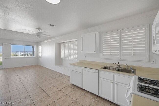 Building Photo - 1701 Duarte Dr
