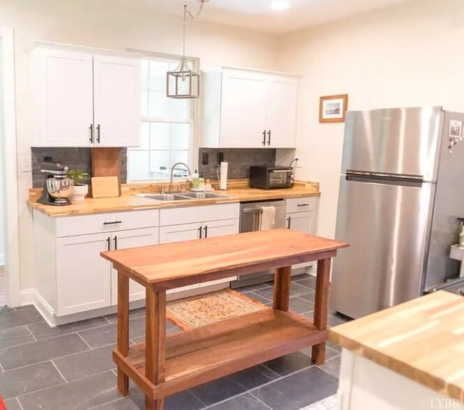 Building Photo - 614 Norwood St