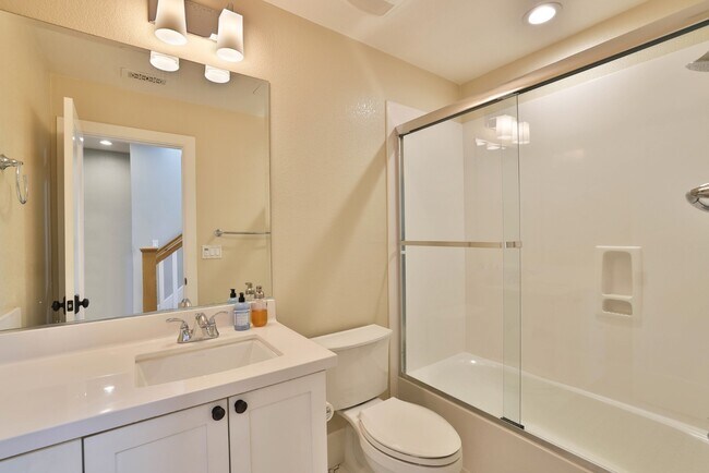 Building Photo - Modern 3-Bedroom Townhome with Rooftop Dec...