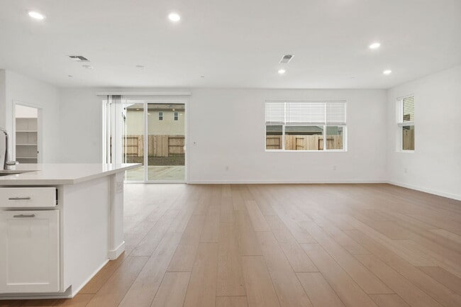 Building Photo - BRAND NEW BUILD 3000SQFT HOUSE FOR RENT