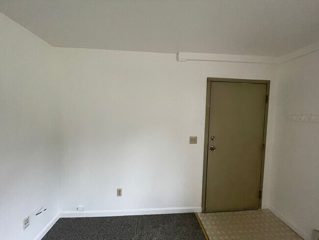 Building Photo - APPLY NOW, AND GET A $450 DISCOUNT ON YOUR...