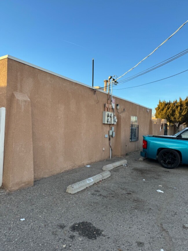 Building Photo - 912 San Pedro Dr SE