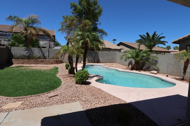 Building Photo - 14168 W Clarendon Ave