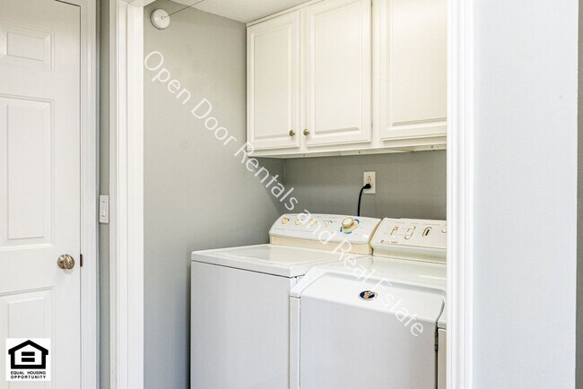 Building Photo - 8218 Fountainhead Dr