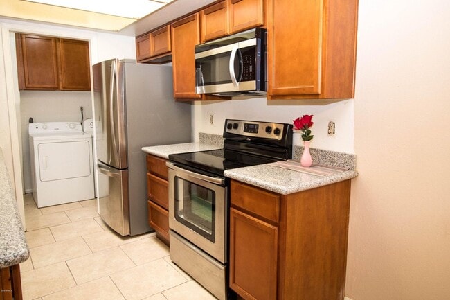 Building Photo - Amazing home is now available in heart of Glendale/ Utilities included only $1550.00