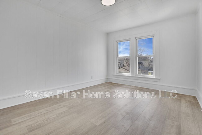 Building Photo - 121 S Terrace Ave