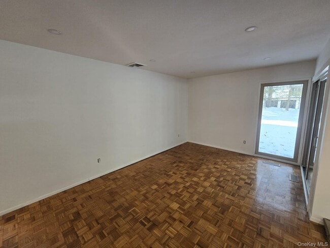 Building Photo - 10 Chestnut Dr