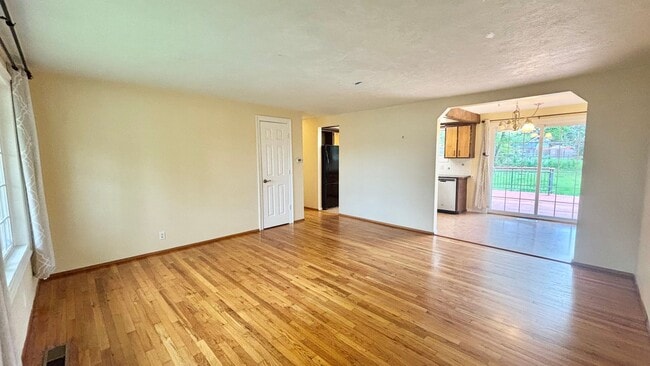 Building Photo - 1/2 Month Free - Charming Single-Level Home with Spacious Yard & Easy Portland Access