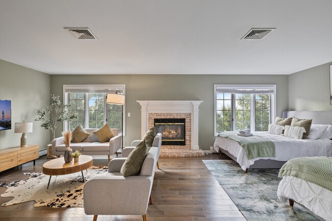 Building Photo - 321 Museum Village Rd