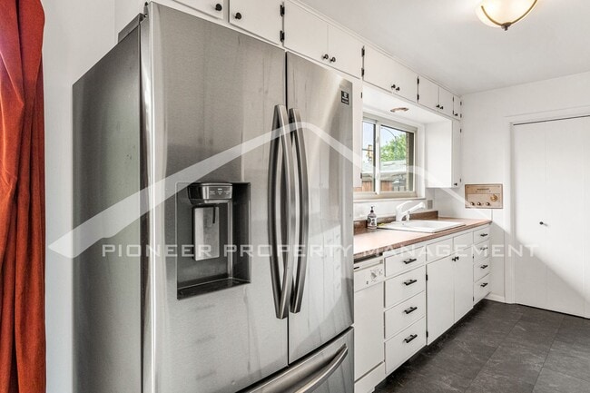 Building Photo - Gorgeous Home with Washer/Dryer and Fenced...