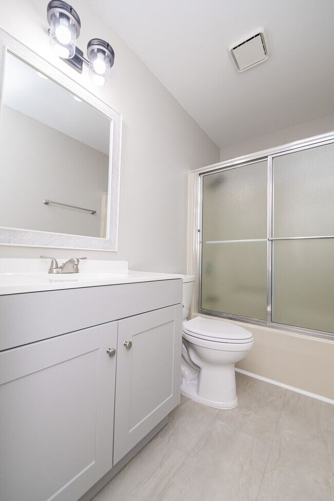 Building Photo - 3 bed 2 bath Home in Lakes of the Four Sea...