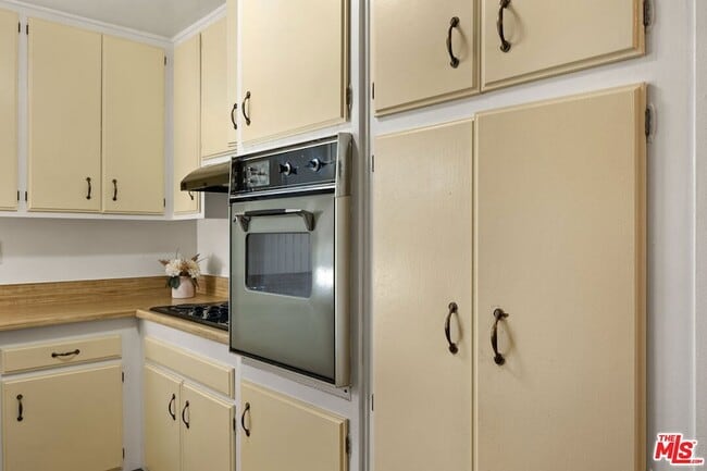 Building Photo - 5625 Windsor Way