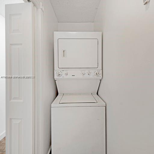 Building Photo - 230 SW 30th Ave