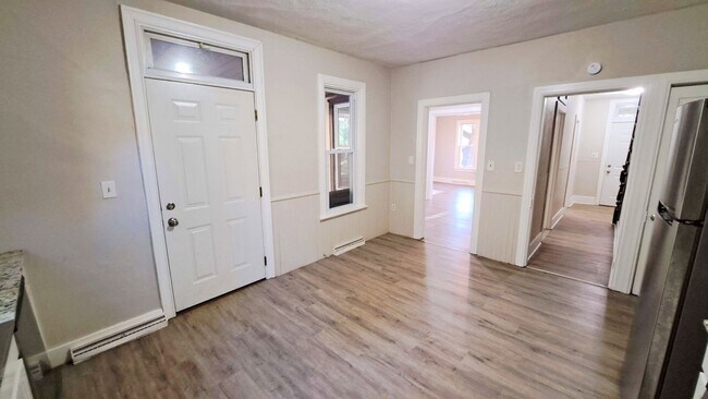 Building Photo - 3 Bed / 1 Bath Single Family Home