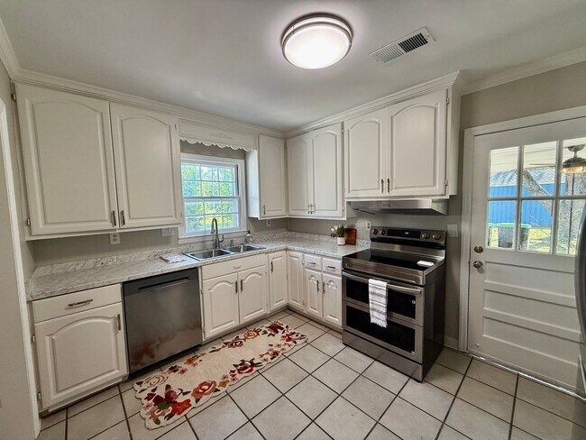 Building Photo - Now Available! Charming 3-Bedroom, 1-Bathroom Home in Decatur, AL