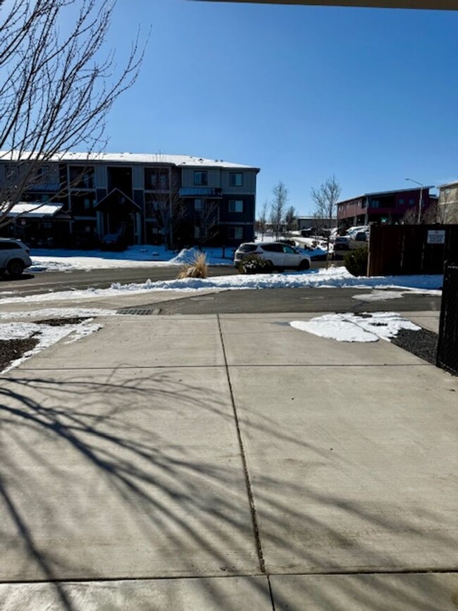 Building Photo - Lovely End Unit 3 Bedroom Townhome!