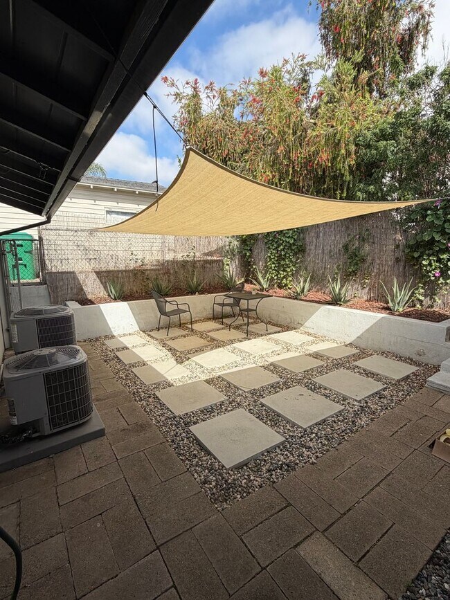 Building Photo - Furnished Home Available Now!