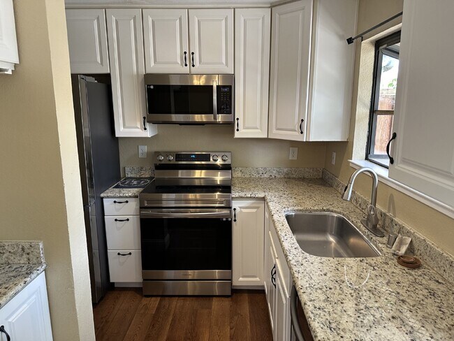 Building Photo - Spacious 3 Bed, 2.5 Bath West Dublin Townh...