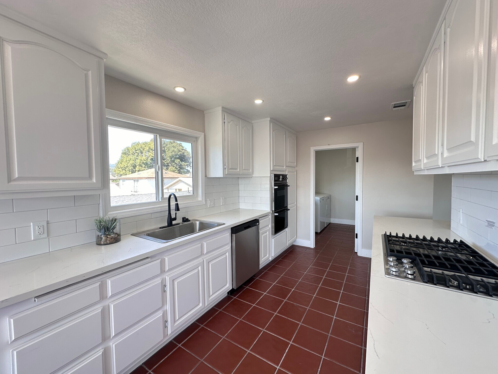 Gourmet kitchen with adjacent separate laundry room - 770 W 2nd St
