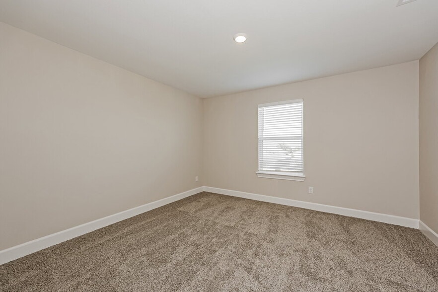Building Photo - 308 Live Oak Ln