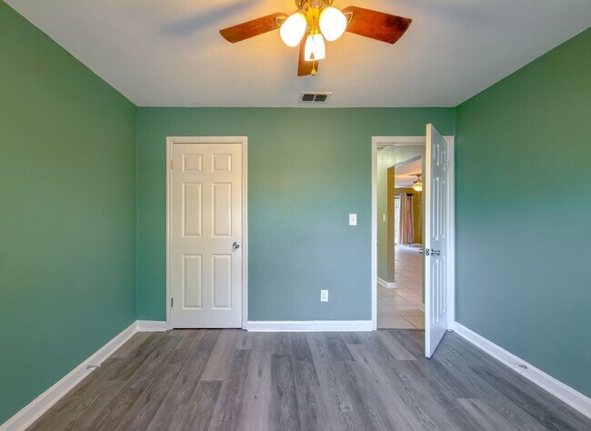 Building Photo - LOVELY & Modern NW 2/1 w/ New Flooring & Huge Privacy Fenced Yard that Inc Lawn Maintenance! Avai...