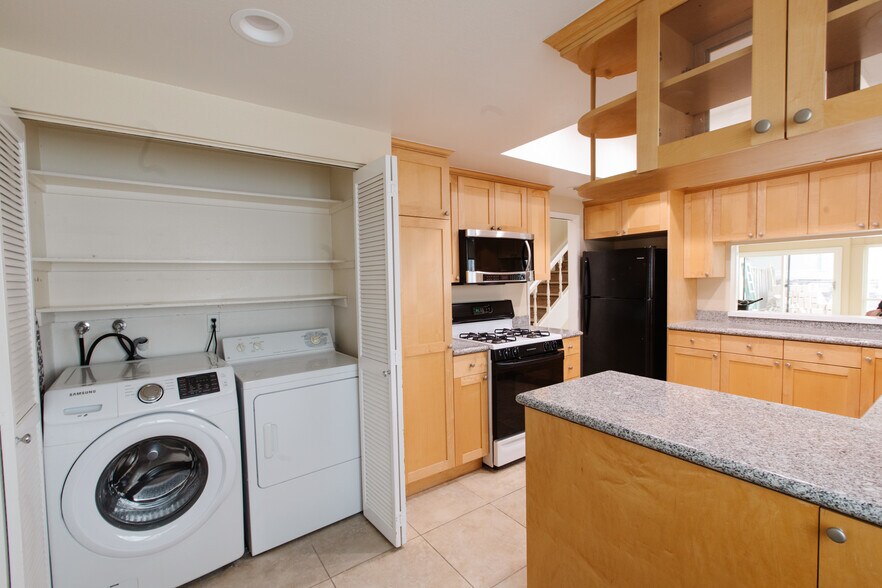 Building Photo - 10933 Wellworth Ave