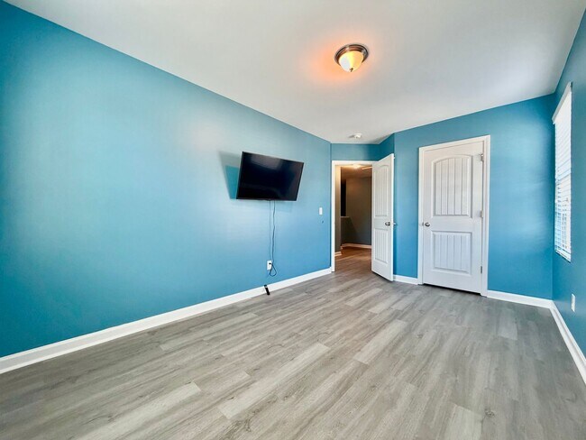 Building Photo - Updated 3BR Townhome | Community Pool, Gym, Pickleball, & Tennis Courts | Easy RTP Access