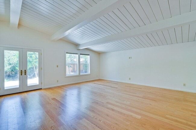 Building Photo - Spacious 4 Bed 3 Bath Home in Highly Desir...