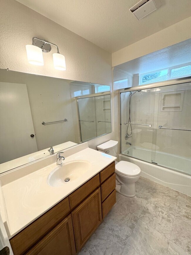 Building Photo - THREE BEDROOM TWO BATH  HOME in the Pocket...