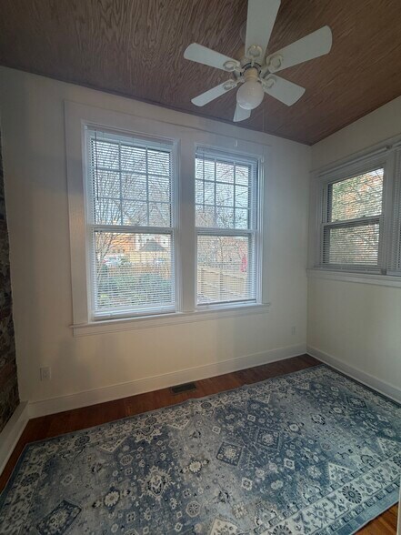 Bonus room over looking garden - 2808 Floyd Ave