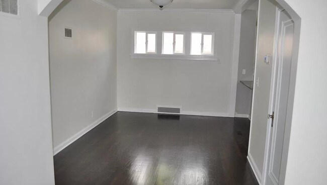 Building Photo - Thoughtfully Designed 3-Bedroom with Uniqu...