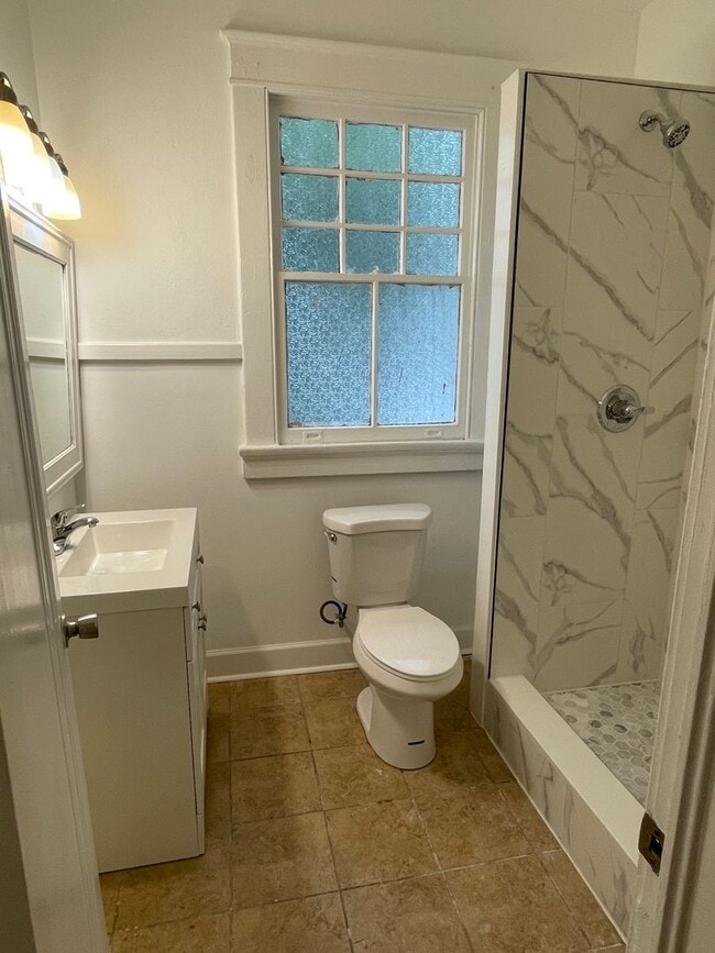 Building Photo - Huge 4BD/2.5BA with Sunroom and Backyard