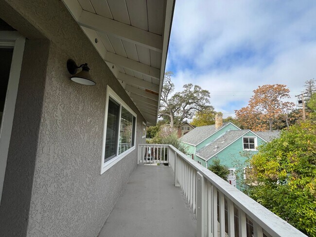 Building Photo - 1805 Oak St